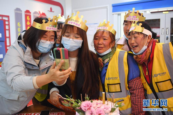 杜萱(左一)和女工友一起庆祝“三八”妇女节(3月4日摄)。新华社记者 陈斌 摄