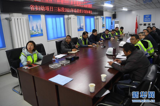 杜萱(左一)在甘肃省妇女儿童医疗综合体项目三标段项目部召开进度计划协调会(3月4日摄)。新华社记者 陈斌 摄