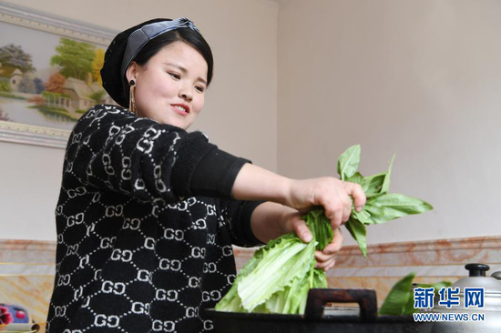 在东乡族自治县大树乡南阳洼村家中,马林红洗菜准备做午饭(3月4日摄)。新华社记者 范培珅 摄