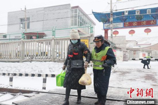 图为汪冬梅帮助当地村民出行。 王光辉 摄