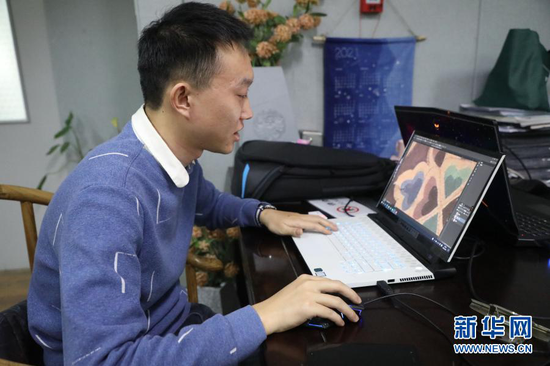 3月9日,在兰州交通大学染缬艺术研究所,工作人员在设计染缬布艺图案。新华社记者 马希平 摄