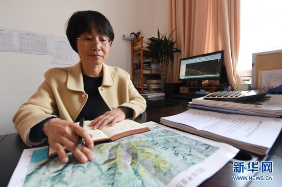 3月11日,在平凉市崆峒区林业技术工作站,张文玉研究植树造林计划。新华社记者 范培珅 摄