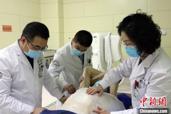 图为医生在模拟定位CT室,对患者肿瘤进行“定位”。 魏建军 摄