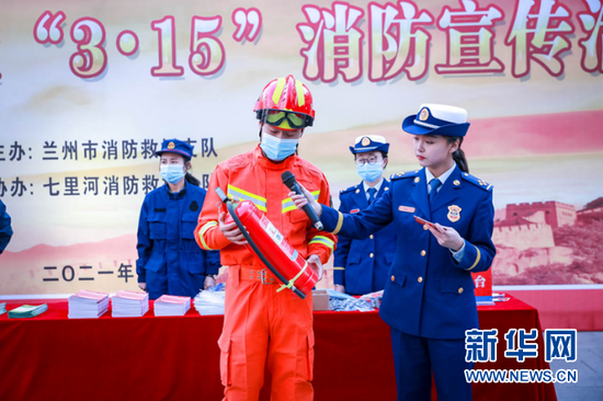 图为在“3•15”消防宣传活动现场,消防员讲解如何正确使用灭火器。新华网发(张家纶 摄)