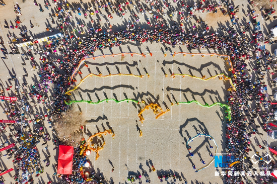 3月14日,甘肃省张掖市民乐县现代丝路田园综合体中心广场举行的舞龙表演。新华网发(成林 摄)