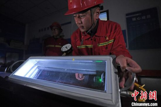 图为兰州石化电焊工技能专家宋满堂和团队发明的焊缝真空试漏装置。 杨艳敏 摄