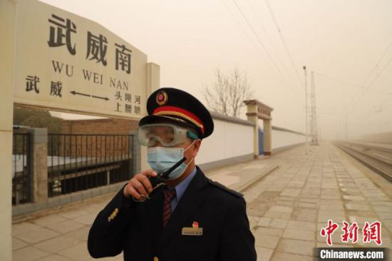 图为中国铁路兰州局集团工作人员加强引导防护,确保旅客安全出行。 牛小弟 摄