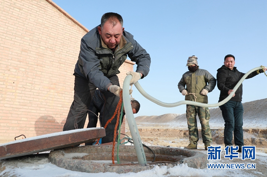 3月20日,顾正礼(左一)和同事在一处供水点安置水泵。新华社记者 杜哲宇 摄