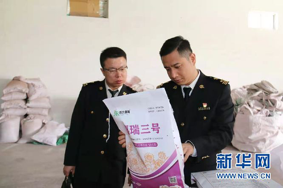 兰州海关工作人员正在进行查验工作。兰州海关供图