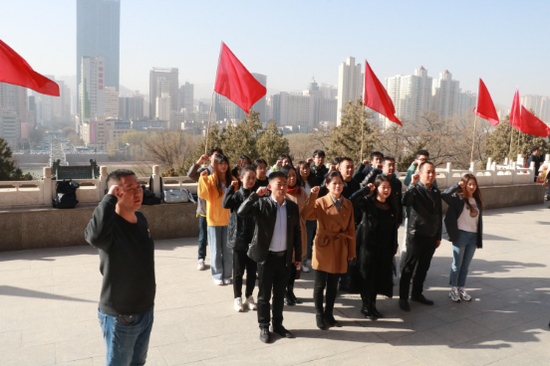 (全体人员重温入党誓词)