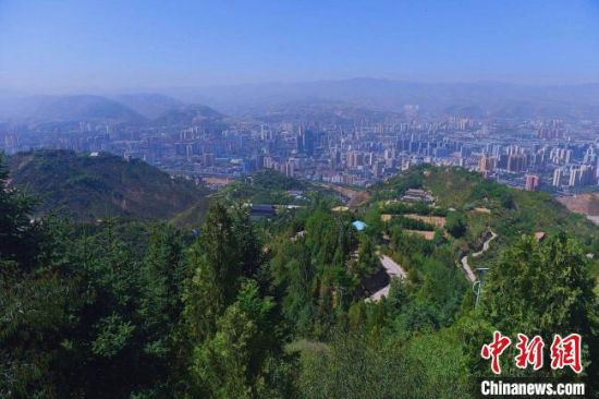 图为俯瞰兰州市南北两山绿化林,树木茂密,满目葱郁。(资料图) 陈江波 摄
