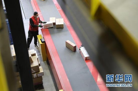 快递公司工作人员正在分拣货件。新华社记者 多蕾 摄