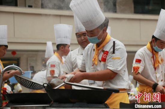 图为兰州一家烹饪技工院校举行创意技能大赛,学校以创业就业为导向培养学生。(资料图) 张婧 摄
