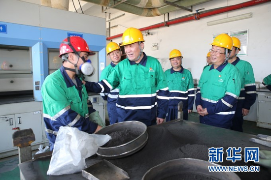 金川集团股份有限公司党委书记、董事长王永前(左三)在基层车间调研。(金川集团供图)