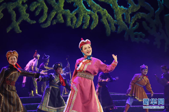3月31日,兰州市儿童艺术剧团的演员在表演儿童剧《海力布》。新华社记者 张睿 摄