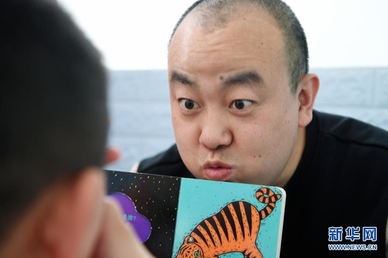 在兰州欣雨星儿童心理发展中心,丁强给孩子开展个训课程(3月29日摄)。新华社记者 范培珅 摄