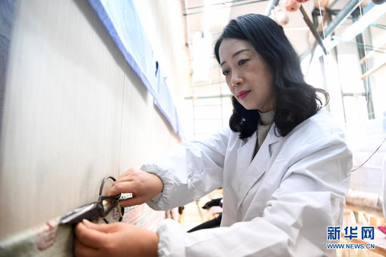 黄晶蓉在天水丝毯织造车间里编织丝毯(4月12日摄)。新华社记者 杜哲宇 摄