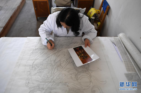 黄晶蓉在做天水丝毯的图案设计(4月12日摄)。新华社记者 杜哲宇 摄