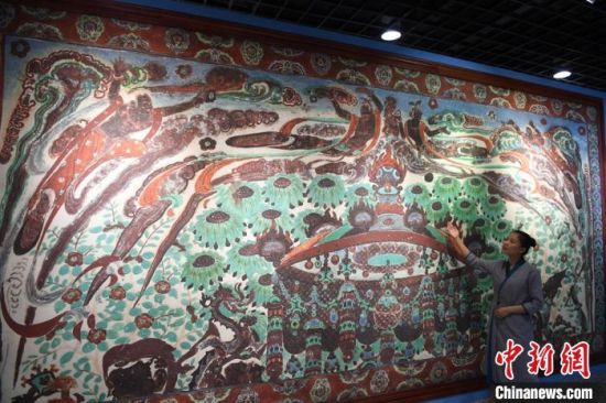 图为数字化采集后打印展出的大幅高保真莫高窟复制壁画320窟“散花飞天”。(资料图) 敦煌市委宣传部供图
