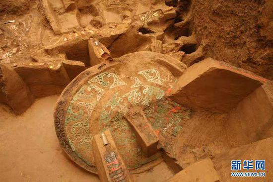 这是2008年拍摄的出土于马家塬西戎墓葬的一辆战国马车车轮面装饰。新华社发(甘肃省文物考古研究所供图)