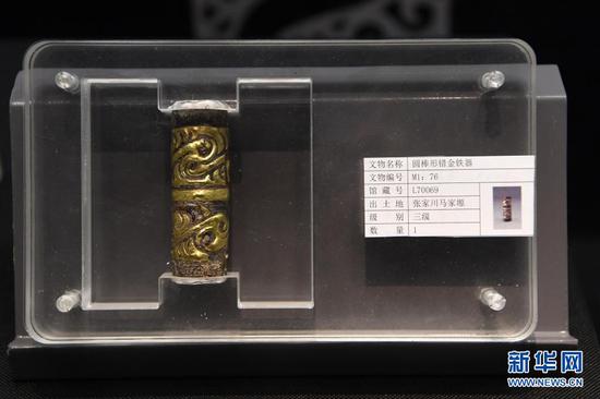 出土于马家塬西戎墓葬的圆棒形错金铁器(5月18日摄)。新华社记者 范培珅 摄