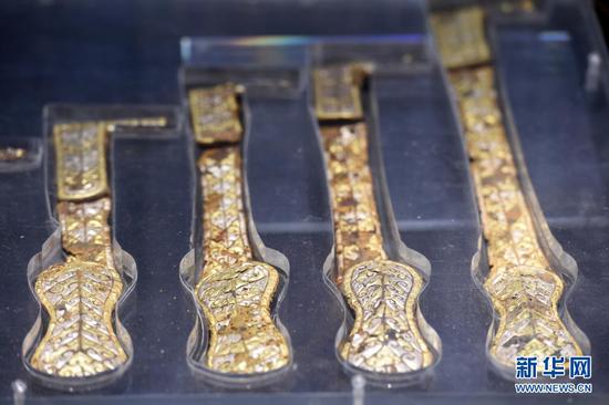 出土于马家塬西戎墓葬的铁鋄金银车舆后门饰 (5月18日摄)。新华社记者 范培珅 摄