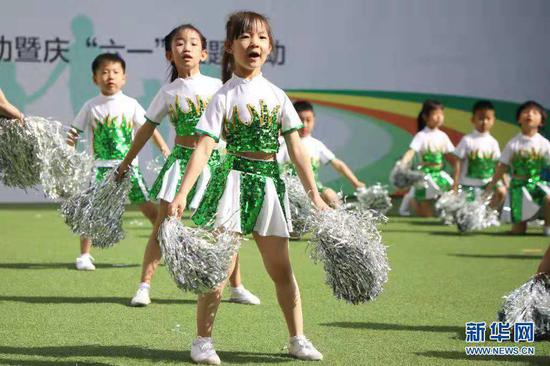 5月28日,兰州市城关区保育院学生在活动现场进行素质操展演。新华社记者 马希平 摄