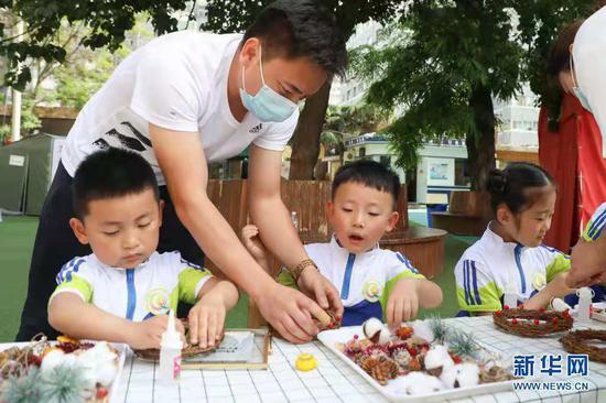 5月28日,兰州市城关区保育院学生参加亲子手工制作活动。新华社记者 马希平 摄