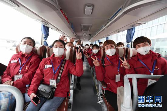 3月31日,援助武汉的医务人员在兰州中川国际机场乘车。