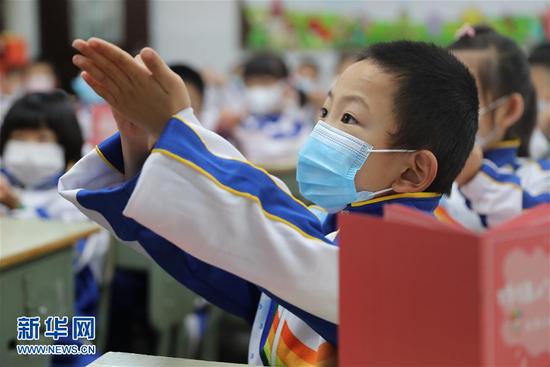 4月23日,在兰州市七里河区七里河小学,一年级学生在老师的指导下学习正确的洗手方法。