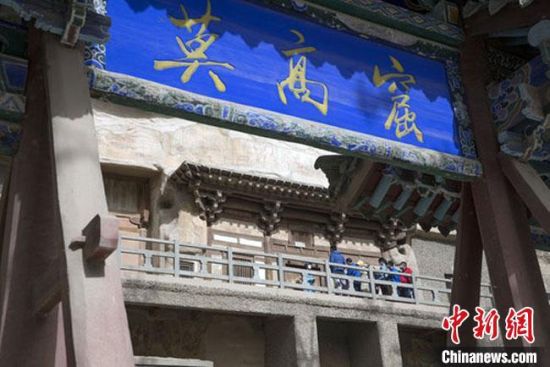 5月10日,受新冠肺炎疫情影响,世界文化遗产敦煌莫高窟“闭关”逾百天之后恢复开放。尚处于疫情防控期间,莫高窟只开放8个实体洞窟参观,单日门票发售量为1800张,达到上限后将停票。