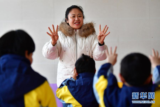 1月15日,岷县特殊教育学校校长尉婧在岷县妇女儿童康养中心给孩子们上课。新华社记者 陈斌 摄