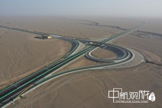 图为航拍的肃北至沙枣园一级公路。
