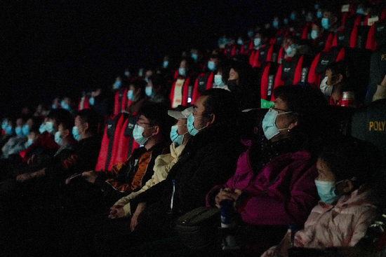 2021年2月17日,观众在北京前门的保利国际影城观看电影。新华社记者 陈钟昊 摄