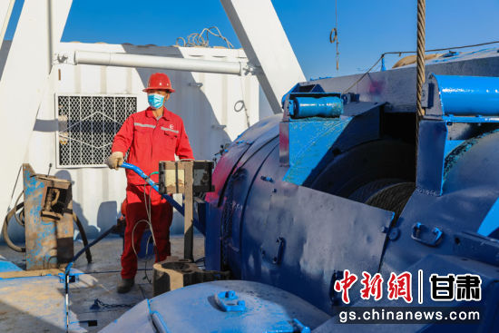 图为开钻现场,操作人员精细操作。 杨军平 摄