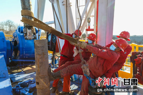 图为开钻现场采油二厂操作人员有序启动。 杨军平 摄