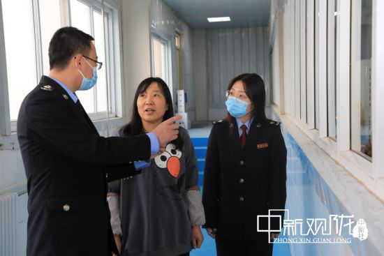 图为华池县税务干部深入甘农生物科技了解生产情况。(资料图)