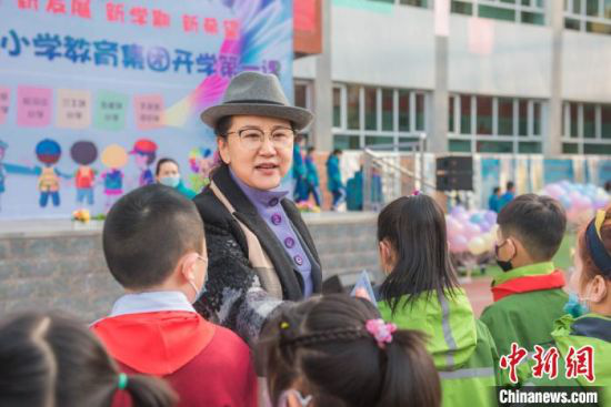 图为校长和孩子们互动。兰州七里河小学供图