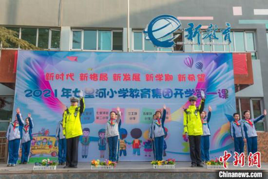 图为交警入校给孩子们普及知识。 刘玉桃 摄