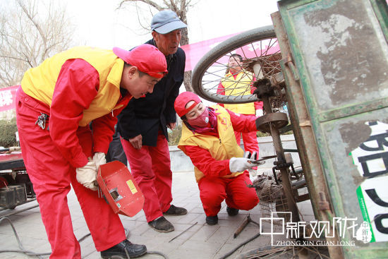 “志愿服务一条街”活动,为油区周边居民带去便民服务。