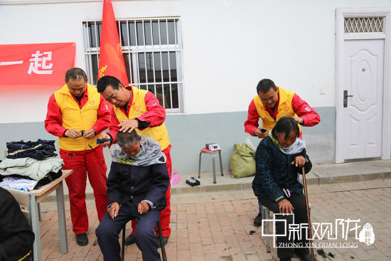 “心灯”青年志愿者服务队走进敬老院,为老人送去深情的服务和贴心的关怀。