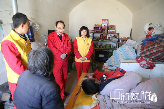 南梁作业区志愿者为贫困户村民送生活用品和孩子的助学金。