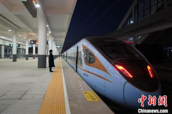 图为“蓝暖男”CR300型复兴号动车组列车停靠在银西高铁沿线车站。 马登平 摄