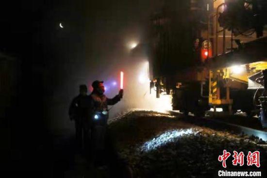 9日凌晨4时,中国铁路兰州局集团有限公司兰州工务机械段近1500名作业人员、79台大型养路机械设备在陇海线进行施工作业。 宋佳龙 摄