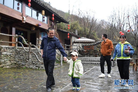 3月17日,游客在陇南市康县岸门口镇朱家沟村的一家民宿里参观。新华社记者 陈斌 摄