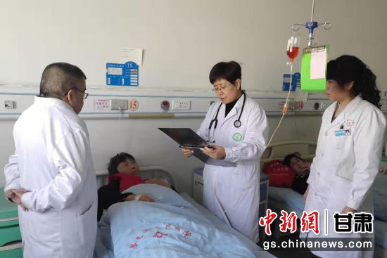 图为谢萍查房期间对患者进行详细询问。(资料图)