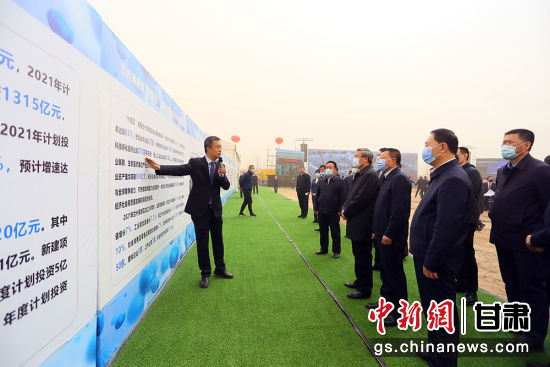 图为兰州高新区管委会主任孙裕在开工现场向与会嘉宾介绍项目。高展 摄