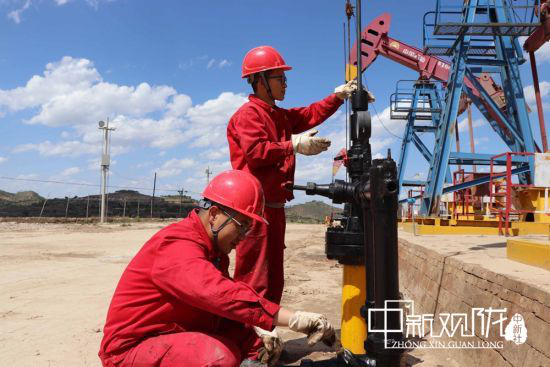 技术人员深入一线井站维护设备,巡查运行参数。