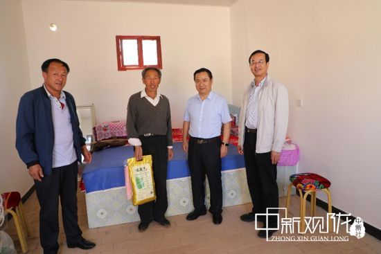 图为庆阳市税务局主要负责人看望帮扶群众并为帮扶群众送去慰问物资。(资料图)