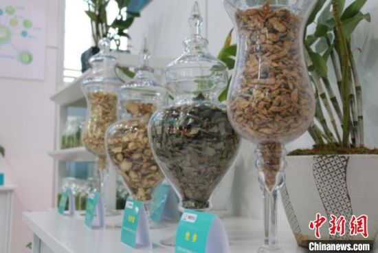图为第三届中国(甘肃)中医药产业博览会线下展馆的药材展示。(资料图) 张婧 摄